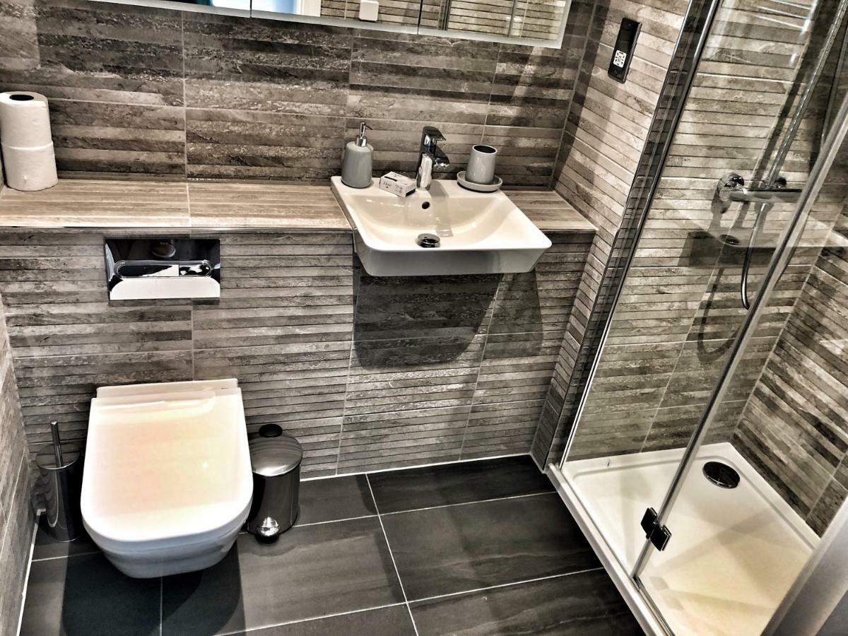 Luxury 2 Bed 2 Bath Apartment 18 Mins From Central London - Sleeps 6 Watford  Zewnętrze zdjęcie